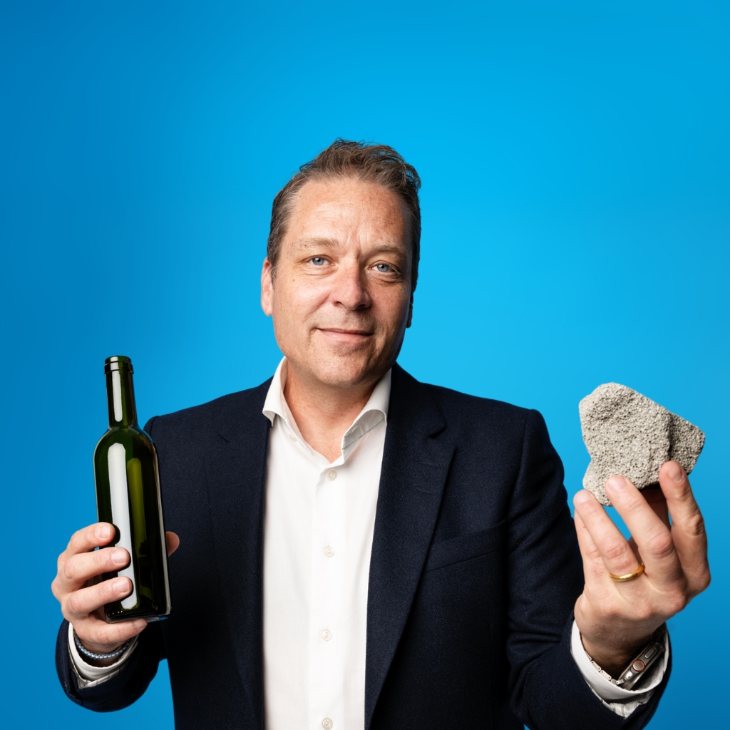 Ein MISAPOR Mitarbeiter, eine MISAPOR Mitarbeiterin vor blauem Hintergrund