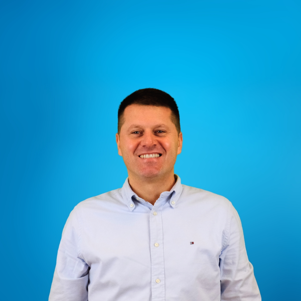 Ein MISAPOR Mitarbeiter, eine MISAPOR Mitarbeiterin vor blauem Hintergrund