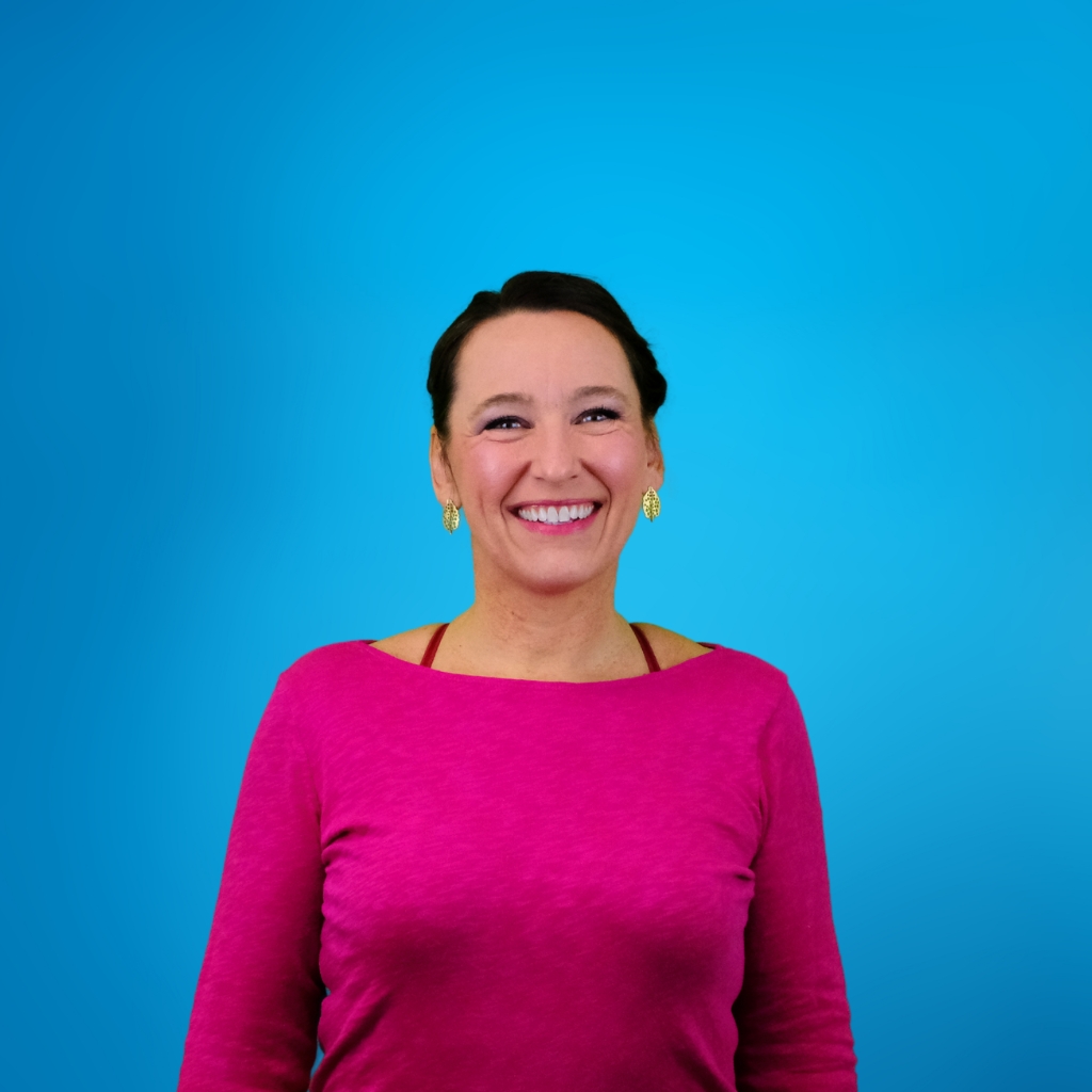 Ein MISAPOR Mitarbeiter, eine MISAPOR Mitarbeiterin vor blauem Hintergrund