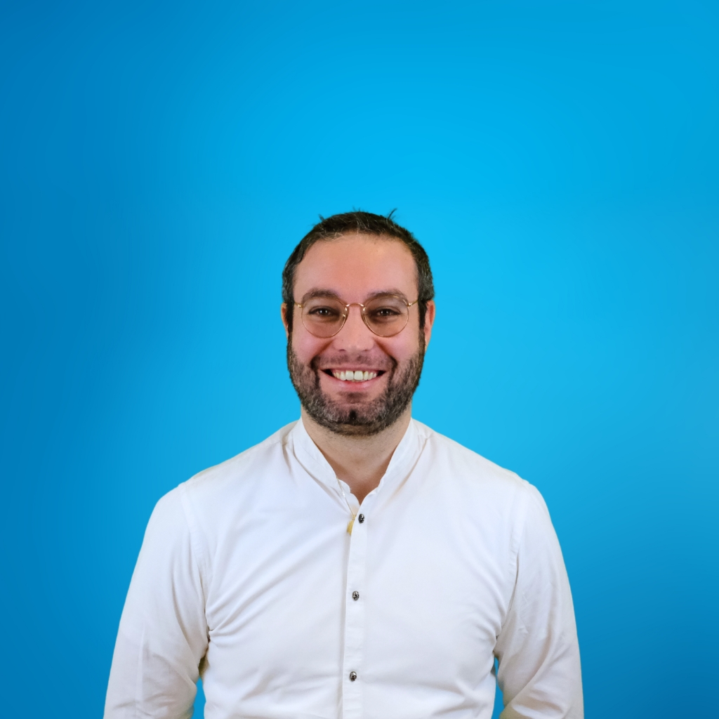 un employé de MISAPOR sur fond bleu