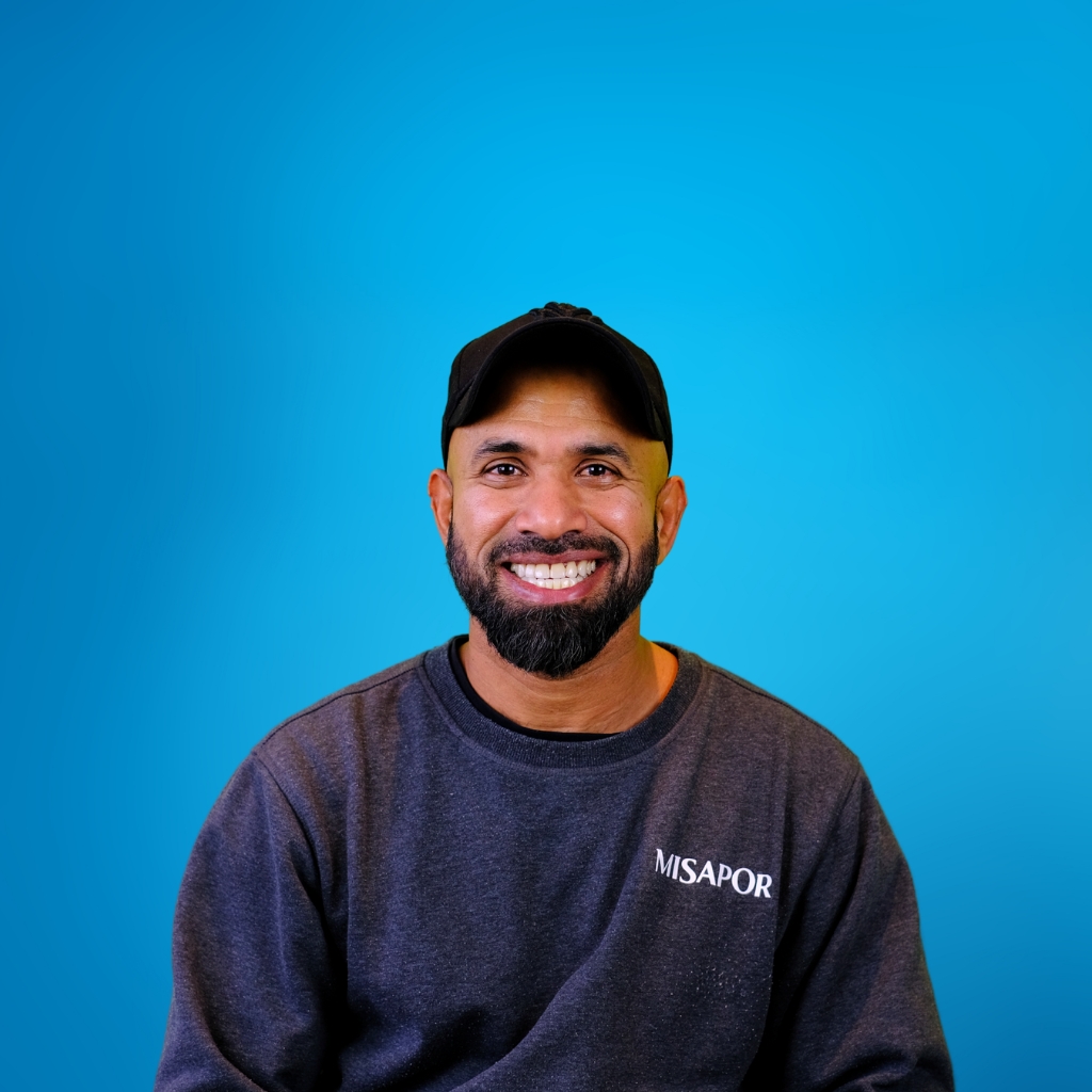 un employé de MISAPOR sur fond bleu