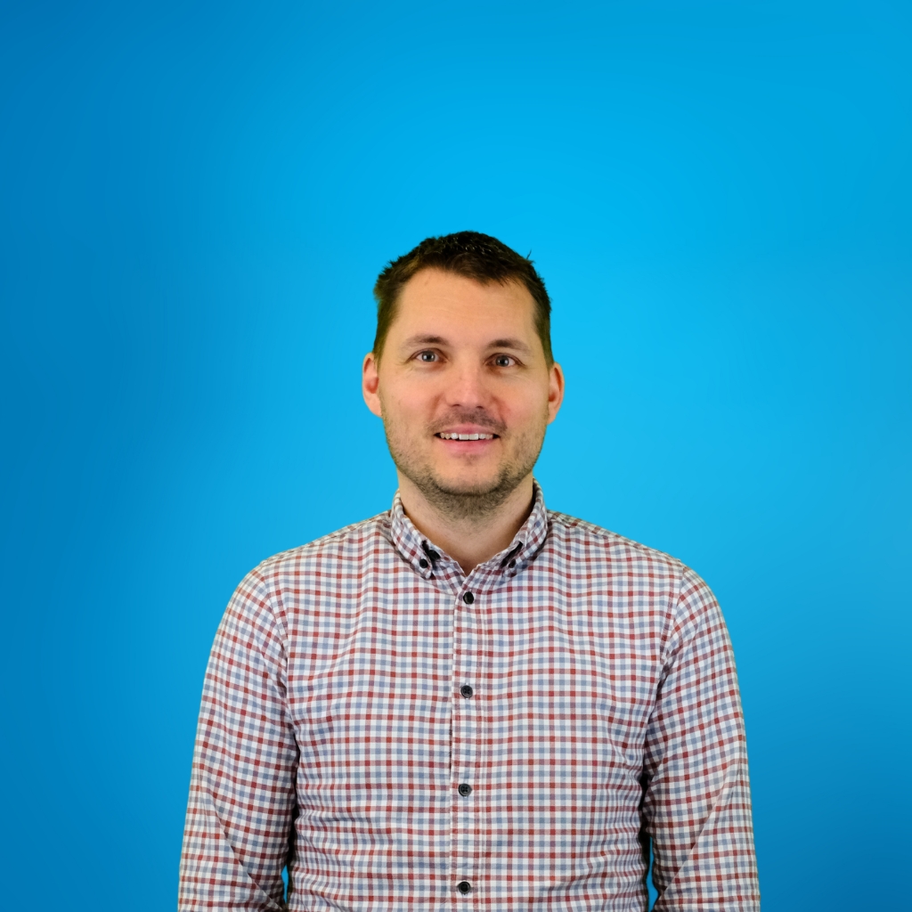 Ein MISAPOR Mitarbeiter, eine MISAPOR Mitarbeiterin vor blauem Hintergrund