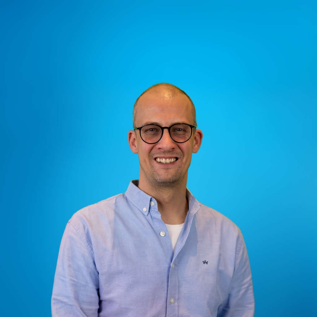 Ein MISAPOR Mitarbeiter, eine MISAPOR Mitarbeiterin vor blauem Hintergrund