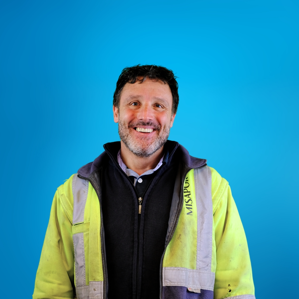 Ein MISAPOR Mitarbeiter, eine MISAPOR Mitarbeiterin vor blauem Hintergrund