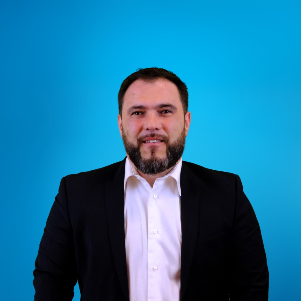 Ein MISAPOR Mitarbeiter, eine MISAPOR Mitarbeiterin vor blauem Hintergrund