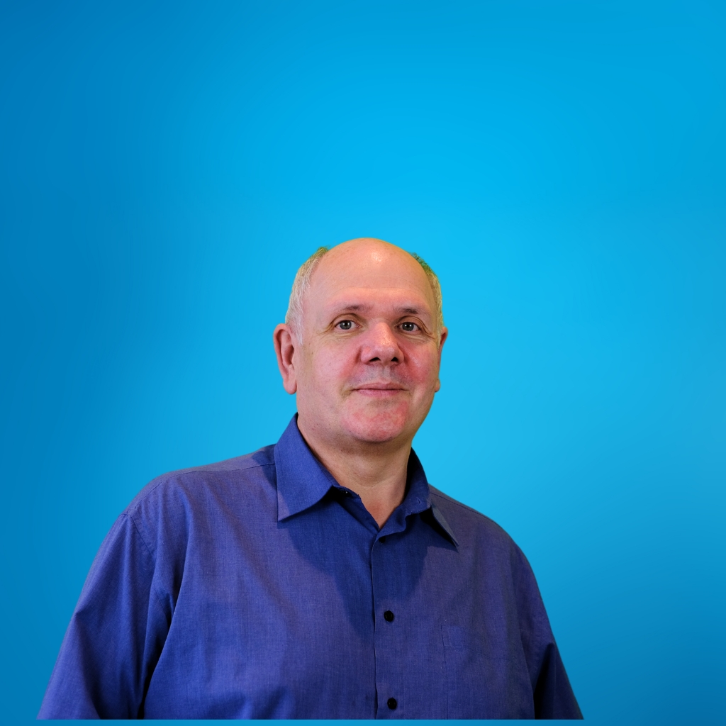 Ein MISAPOR Mitarbeiter, eine MISAPOR Mitarbeiterin vor blauem Hintergrund