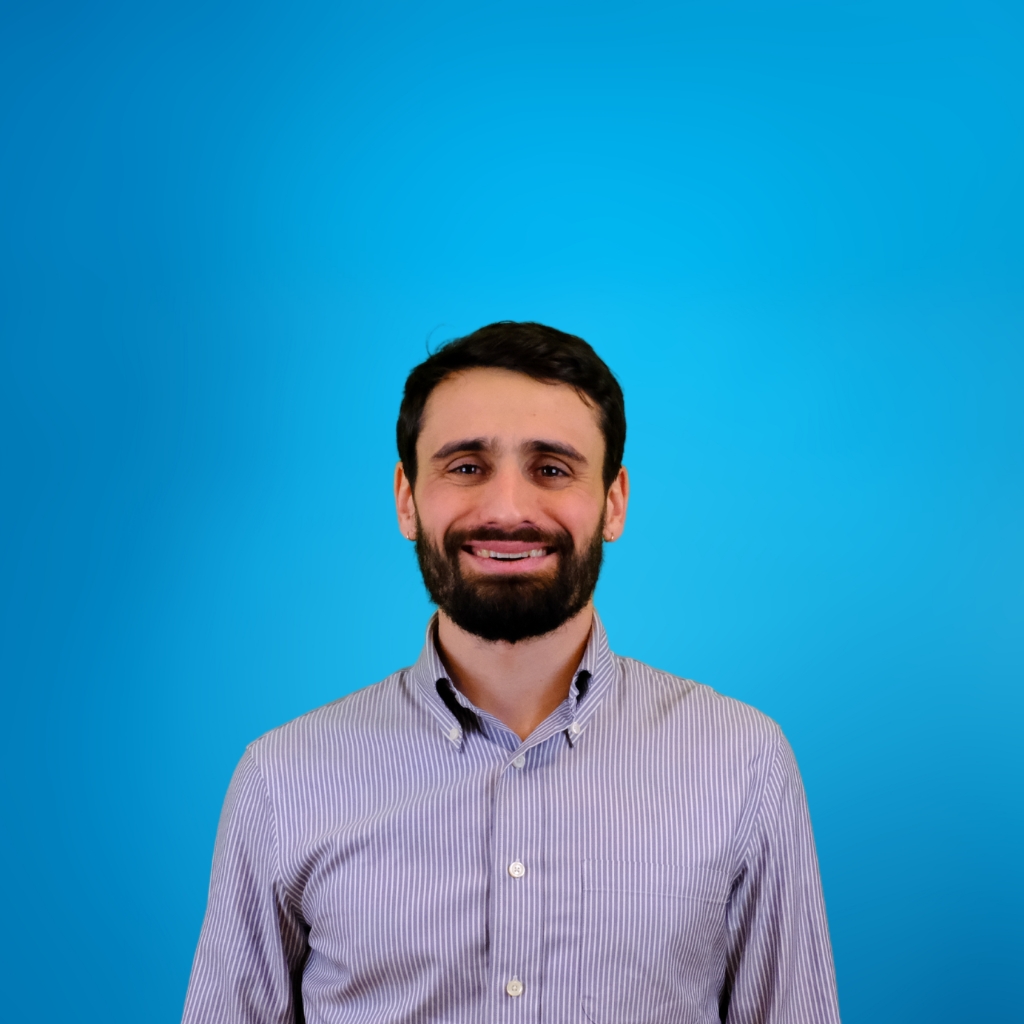 Ein MISAPOR Mitarbeiter, eine MISAPOR Mitarbeiterin vor blauem Hintergrund