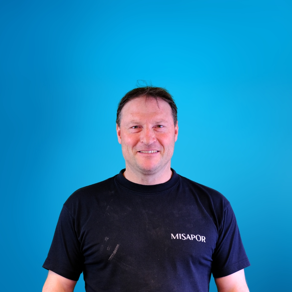 un employé de MISAPOR sur fond bleu