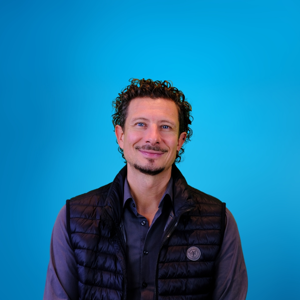 Ein MISAPOR Mitarbeiter, eine MISAPOR Mitarbeiterin vor blauem Hintergrund