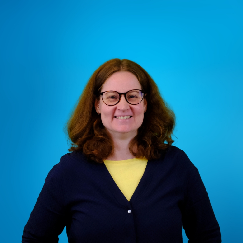 Ein MISAPOR Mitarbeiter, eine MISAPOR Mitarbeiterin vor blauem Hintergrund