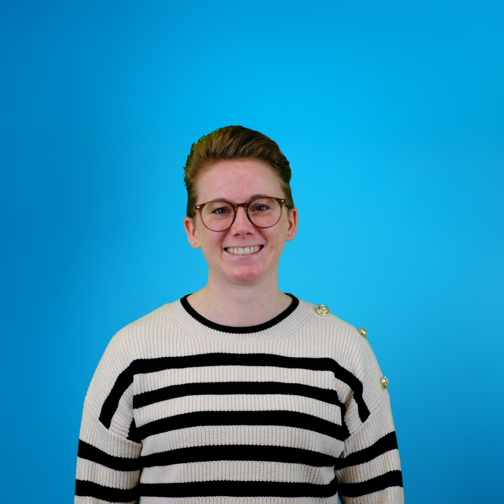 Ein MISAPOR Mitarbeiter, eine MISAPOR Mitarbeiterin vor blauem Hintergrund