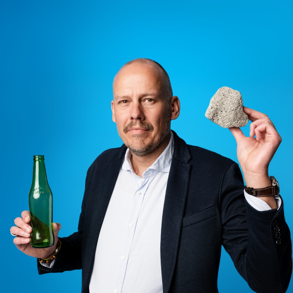 un employé de MISAPOR sur fond bleu