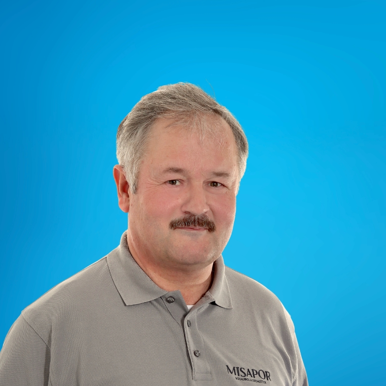 Ein MISAPOR Mitarbeiter, eine MISAPOR Mitarbeiterin vor blauem Hintergrund