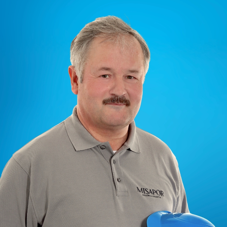 un employé de MISAPOR sur fond bleu