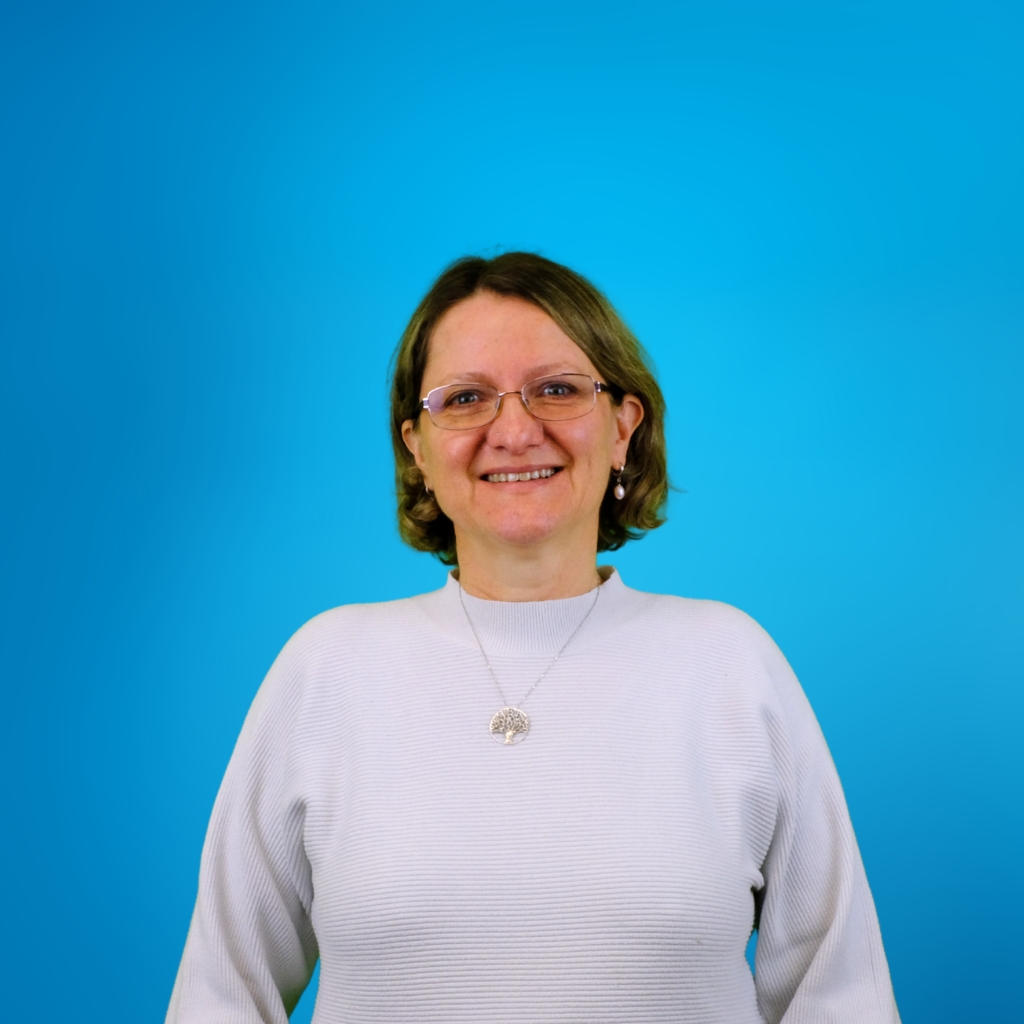 un employé de MISAPOR sur fond bleu