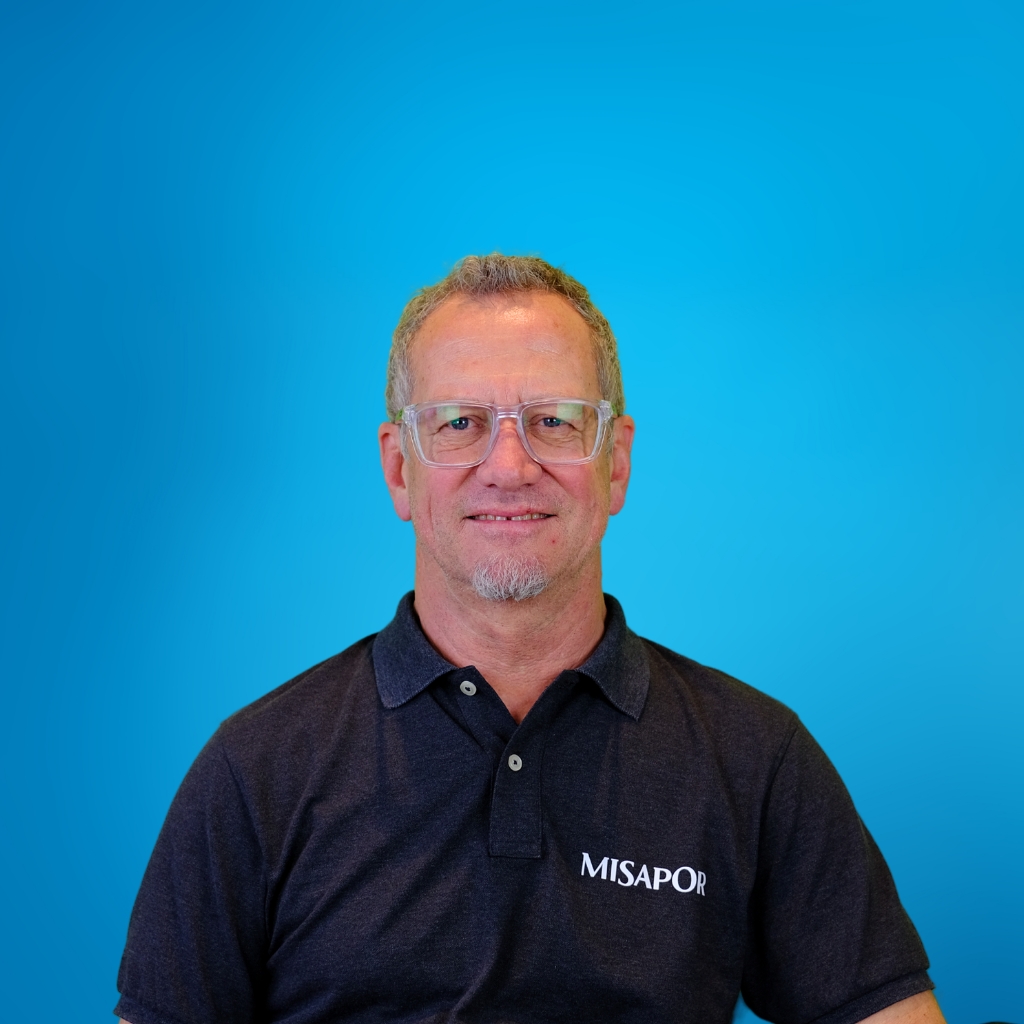 un employé de MISAPOR sur fond bleu