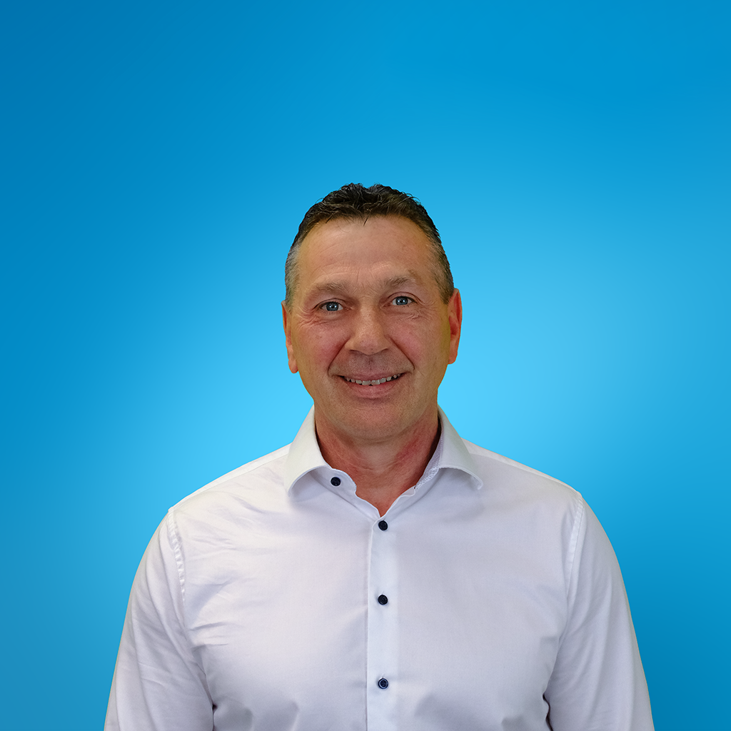 Un employé de MISAPOR sur fond bleu